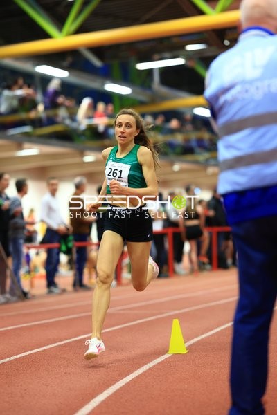 Athletin mit Startnummer 261 in Aktion