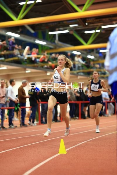 Athletin mit Startnummer 364 in Aktion