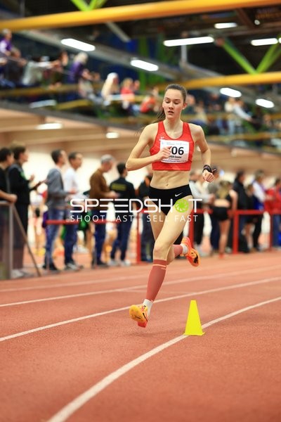 Athletin mit Startnummer 06 in Aktion