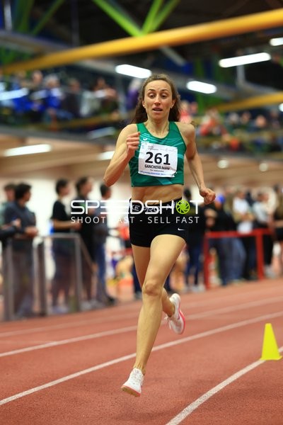 Athletin mit Startnummer 261 in Aktion