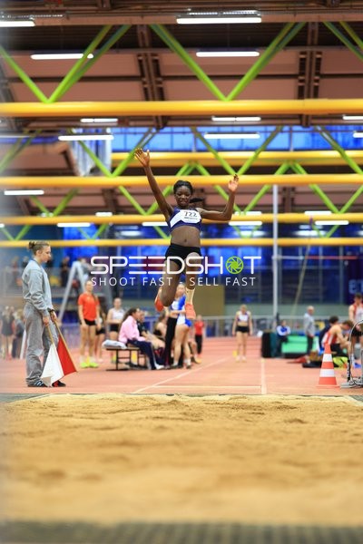 Athletin beim Weitsprung in Aktion