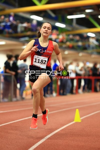 Athletin mit Startnummer 1182 in Aktion