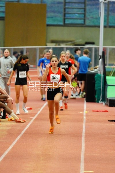 Athletin mit Startnummer 365 beim Weitsprung