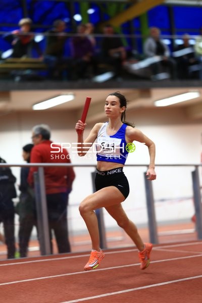 Athletin mit Staffelstab in Aktion