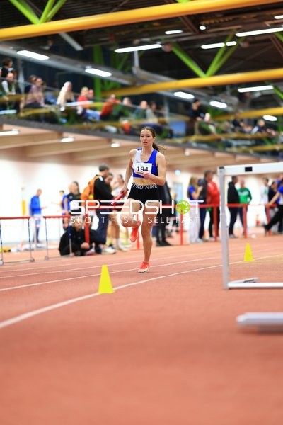 Athletin mit Staffelstab in Aktion