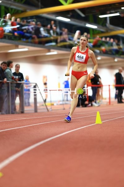 Athletin mit Staffelstab in Aktion