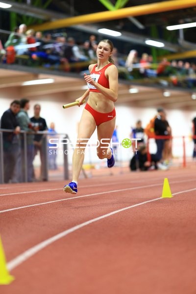 Leichtathletin mit Staffelstab in Aktion