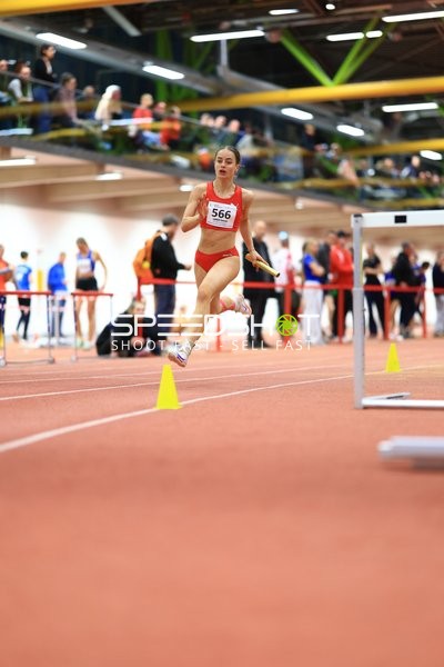 Athletin sprintet mit Staffelstab