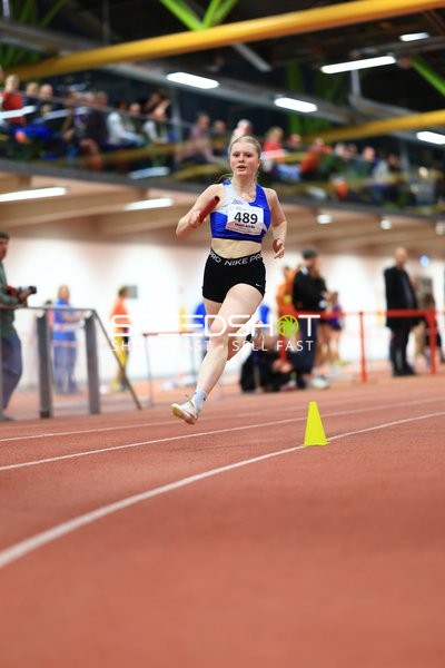 Athletin mit Staffelstab in Aktion