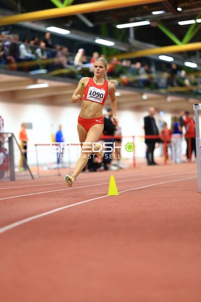 Athletin mit Staffelstab in Aktion