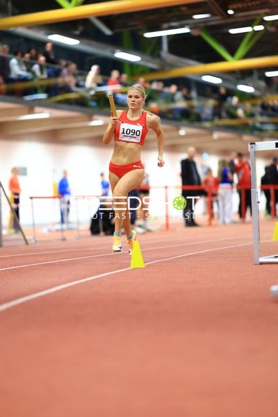 Athletin mit Staffelstab in Aktion