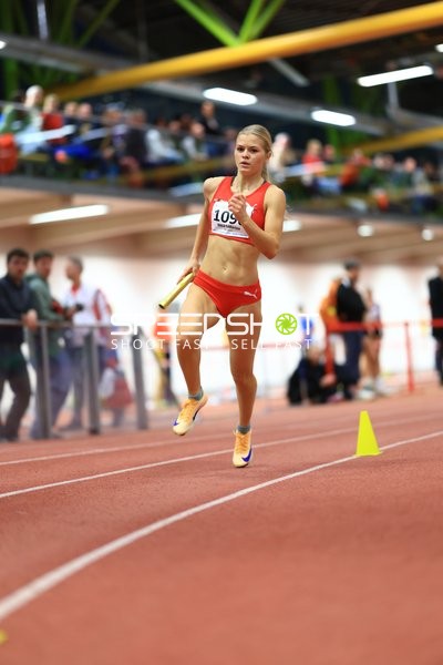 Athletin mit Staffelstab in Aktion