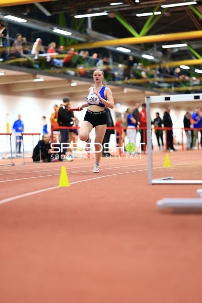 Athletin mit Staffelstab in Aktion