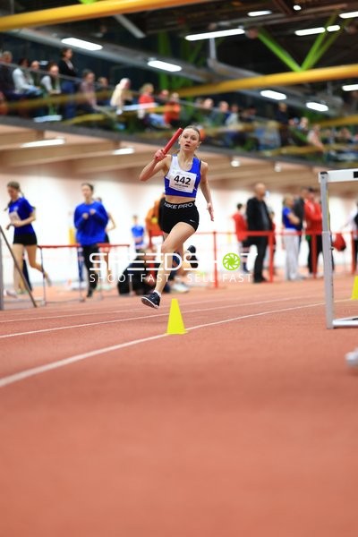 Athletin sprintet mit Staffelstab