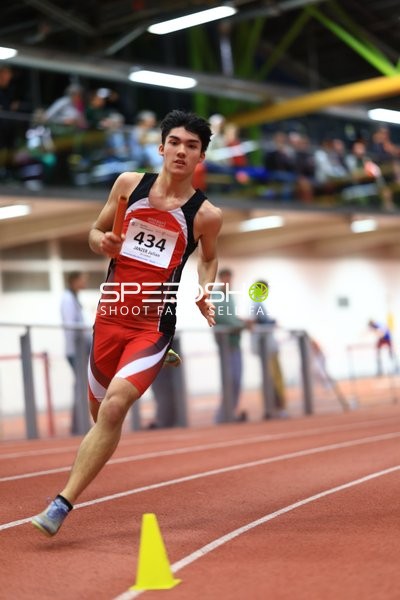 Athlet mit Staffelstab in Aktion