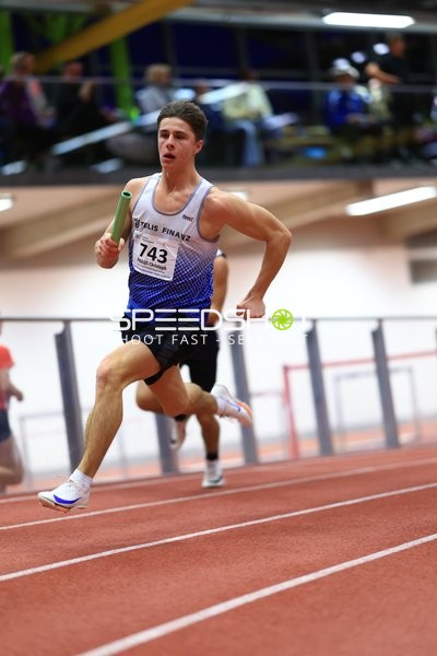 Athlet mit Staffelstab in Aktion