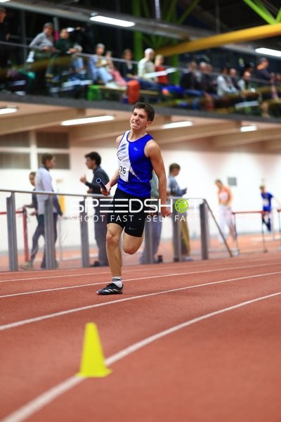 Athlet mit Staffelstab in Aktion