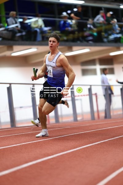 Athlet sprintet mit Staffelstab