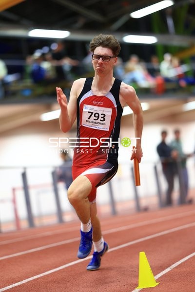 Athlet mit Staffelstab in Aktion