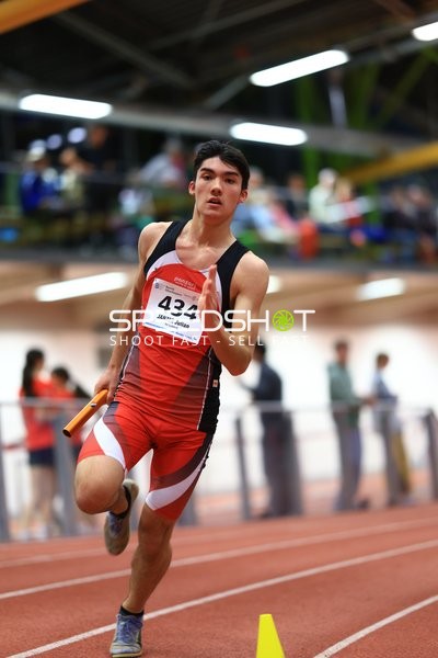 Athlet mit Staffelstab in Aktion