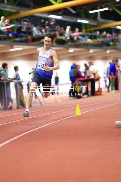 Athlet mit Staffelstab in Aktion