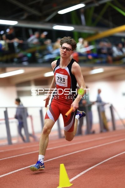 Athlet mit Staffelstab in Aktion