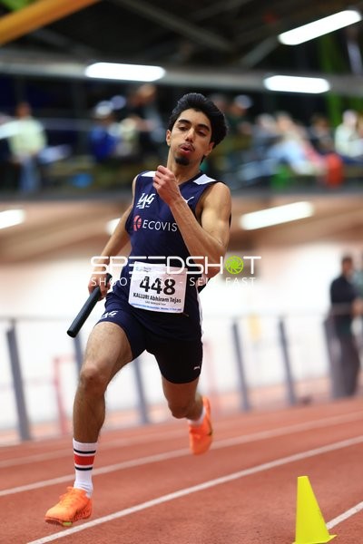 Athlet mit Staffelstab in Aktion