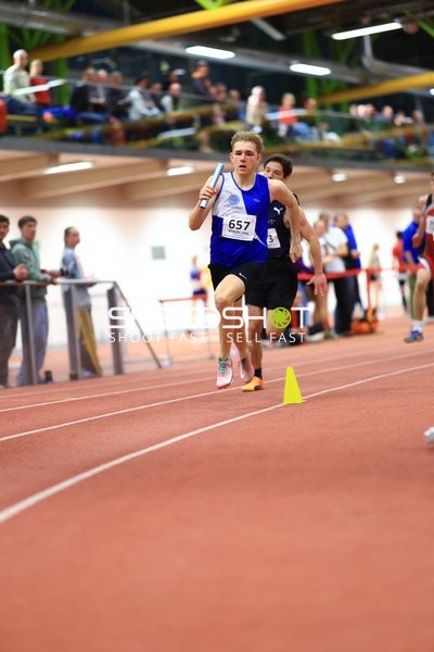 Athlet mit Staffelstab in Aktion