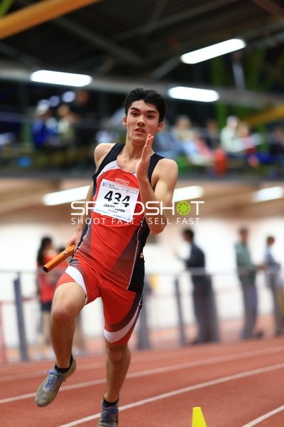 Athlet mit Staffelstab in Aktion