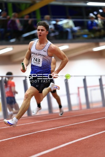 Athlet mit Staffelstab in Aktion