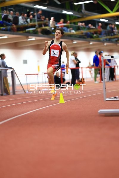 Athlet mit Staffelstab in Aktion