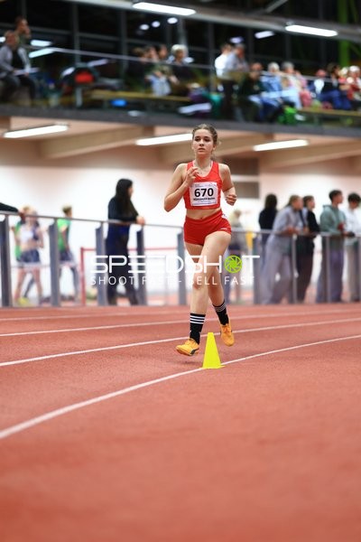 Athletin mit Startnummer 670 in Aktion