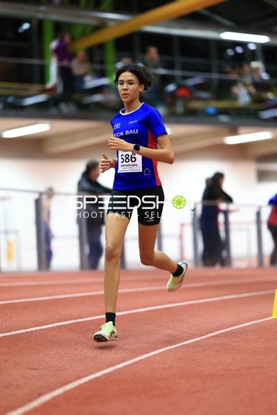 Athletin mit Startnummer 586 in Aktion