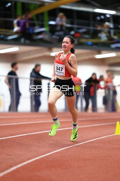 Athletin mit Startnummer 347 in Aktion