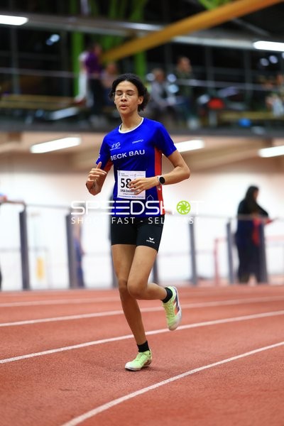 Athletin mit Startnummer 583 in Aktion