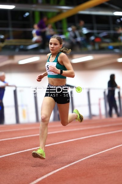 Athletin mit Startnummer 5 in Aktion