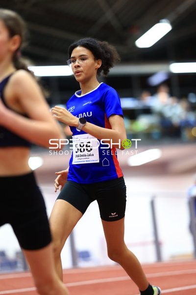 Athletin mit Startnummer 586 in Aktion