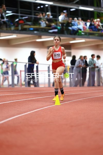 Athletin mit Startnummer 670 in Aktion