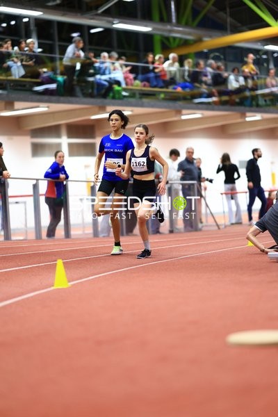 Athletinnen laufen nebeneinander
