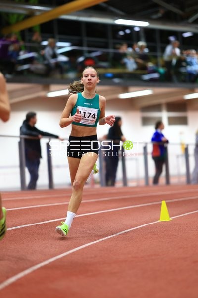 Athletin läuft auf Bahn