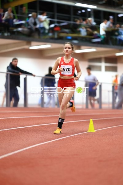 Athletin mit Startnummer 570 in Aktion