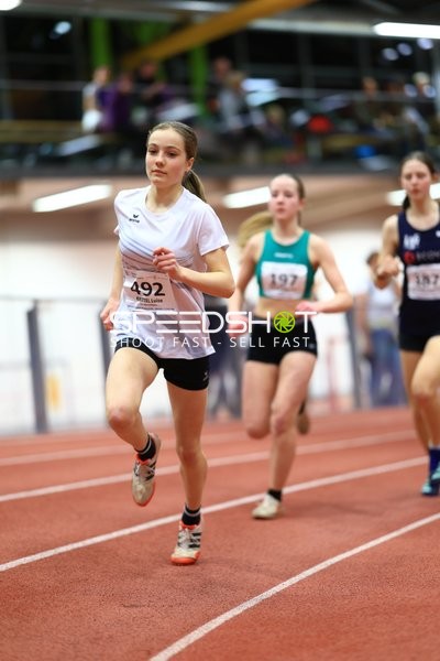 Läuferin mit Startnummer 492 in Aktion