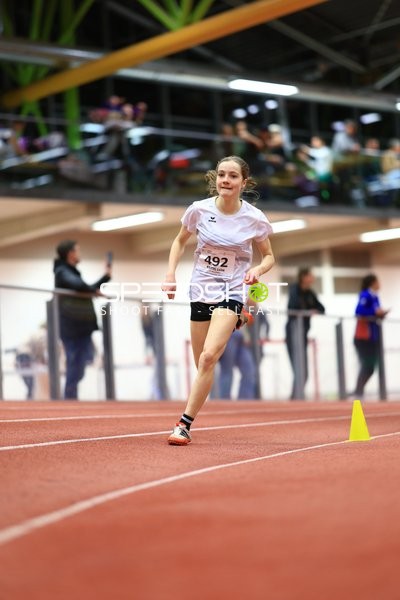 Athletin läuft in der Halle
