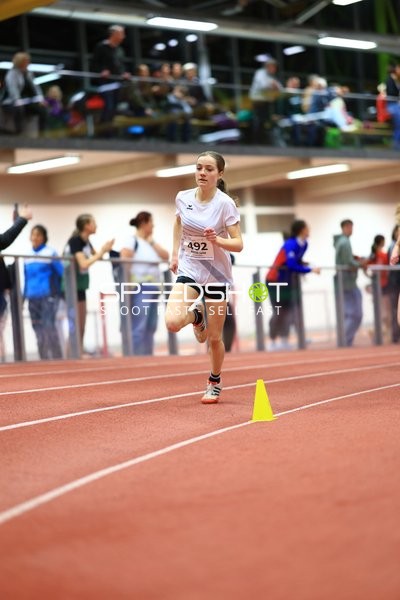 Athletin mit Startnummer 492 in Aktion