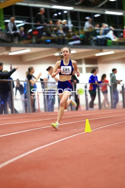 Athletin mit Startnummer 185 beim Weitsprung