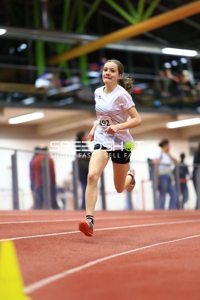 Athletin läuft in der Halle