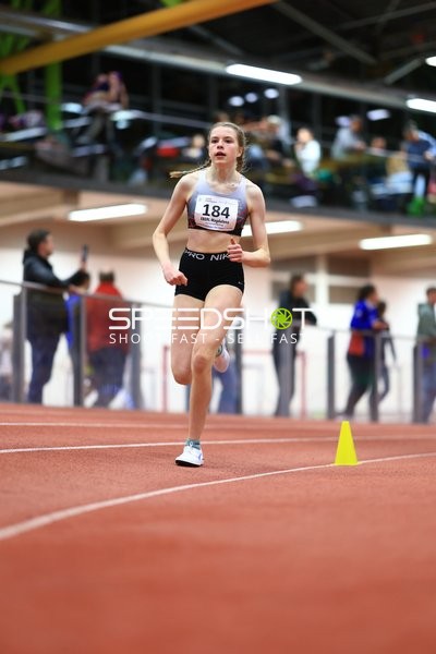 Athletin mit Startnummer 184 in Aktion