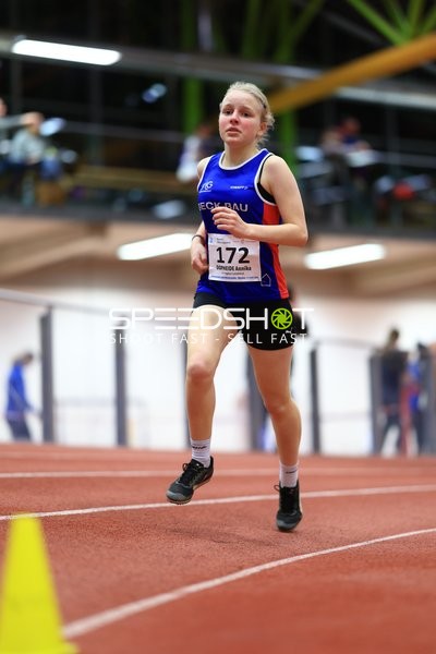 Athletin mit Startnummer 172 in Aktion