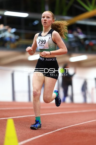 Athletin mit Startnummer 799 in Aktion