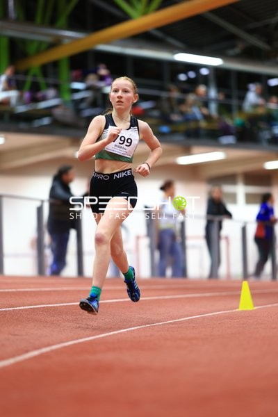 Athletin mit Startnummer 99 in Aktion